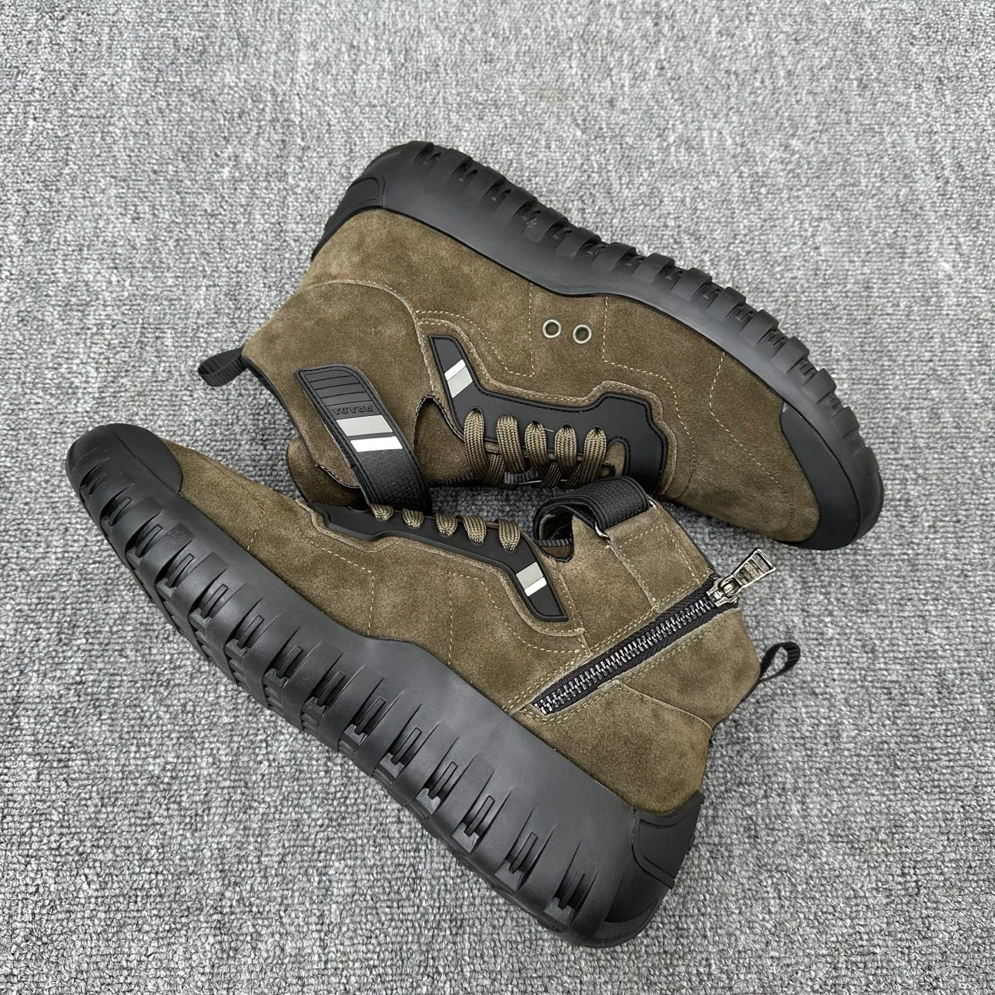 💰880 Prada/Prada’s new men’s spliced ​​casual sports boots! The shoe's exquisite stitching outlines a unique geometric texture, and contemporary lines and details reinterpret the classic sports style. The upper is made of ultra-official material, and the lining is full cowhide. It is lightweight, breathable, practical and versatile. The tongue is decorated with the Prada Milano logo, and the logo print is embellished with the laces. It is paired with a 2.5cm two-color rubber sole to create a comfortable wearing experience. Comes with full set of original packaging dust bag! Size: 39-40-41-42-43-44 (45 customized) standard leather shoe size Item number: 41274651
